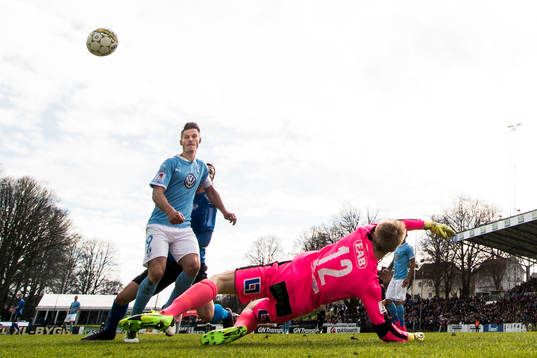 Malmö FFs Markus Rosenberg och Halmstads målvakt Isak