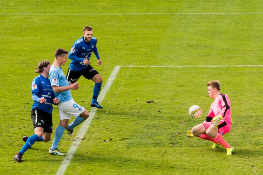 Malmö FFs Markus Rosenberg oroar mot Halmstads Alexander