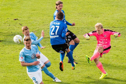Halmstads målvakt Isak Pettersson rensar undan bollen