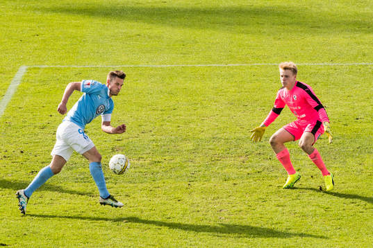 Malmö FFs Markus Rosenberg oroar mot Halmstads målvakt