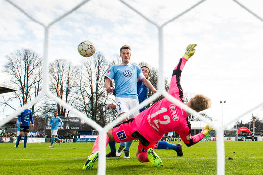 Malmö FFs Markus Rosenberg oroar mot Halmstads målvakt