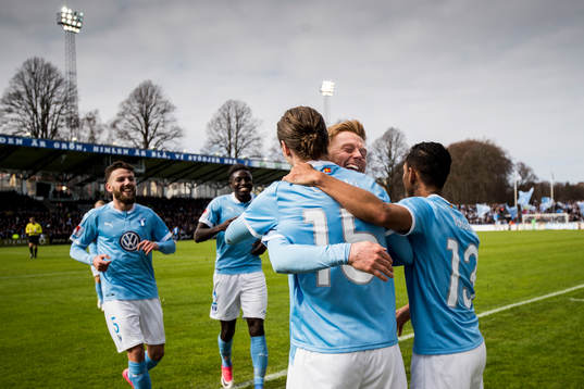 Malmö FFs Anders Christiansen och Yoshimar Yotún jublar