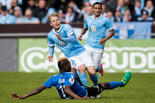 Halmstads Aboubakar Keita tacklar Malmö FFs Oscar Lewicki