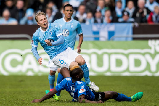 Halmstads Aboubakar Keita tacklar Malmö FFs Oscar Lewicki