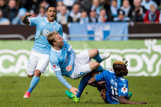 Halmstads Aboubakar Keita tacklar Malmö FFs Oscar Lewicki