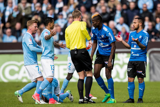 Halmstads Aboubakar Keita får rött kort av domare Glenn