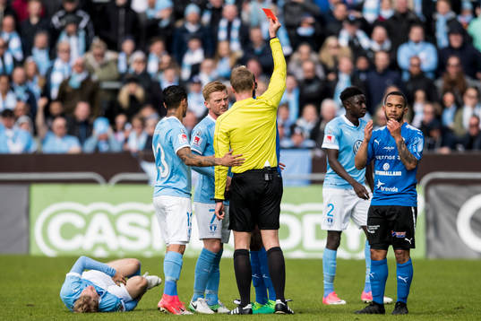 Halmstads Aboubakar Keita får rött kort av domare Glenn