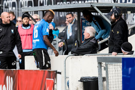 Halmstads Aboubakar Keita lämnar planen