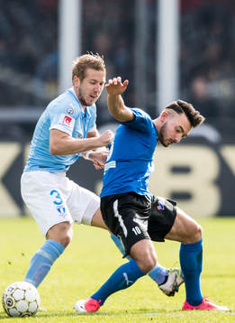 Malmö FFs Anton Tinnerholm och Halmstads Sead Haksabanovic