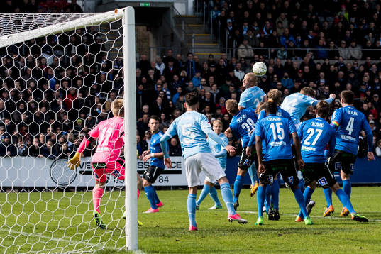 Malmö FFs Franz Brorsson oroar framför Halmstads målvakt
