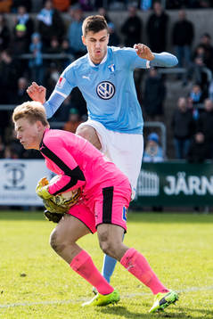Malmö FFs Alexander Jeremejeff oroar framför Halmstads