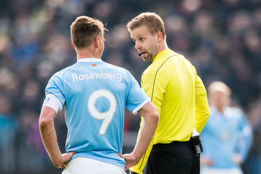 Malmö FFs Markus Rosenberg i samtal med domare Glenn Nyberg