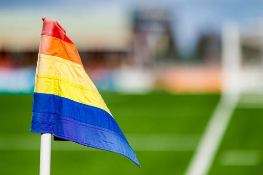 Generell bild på en hörnflagga i regnbågsfärgerna