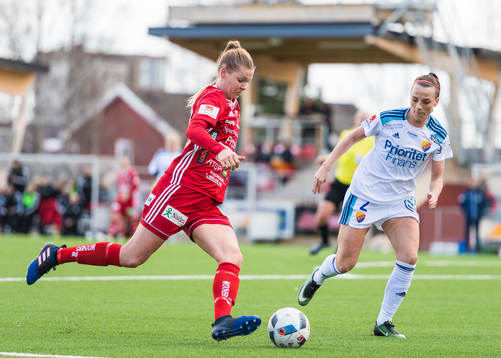 Piteås Nina Jakobsson med bollen