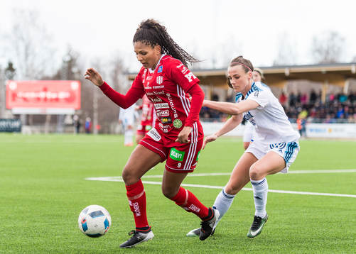 Piteås Julia Karlenäs med bollen