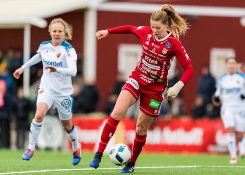 Piteås Nina Jakobsson med bollen