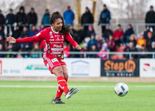 Piteås Madelen Janogy avlossar ett skott mot mål