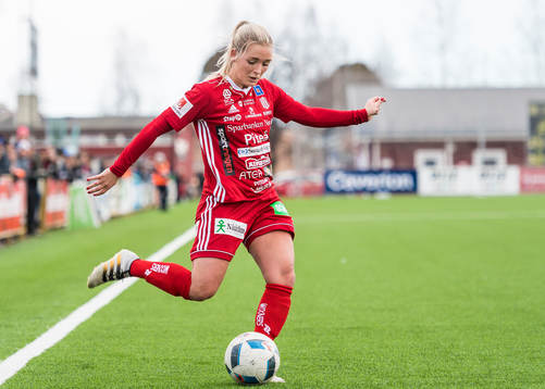 Piteås Ronja Aronsson med bollen