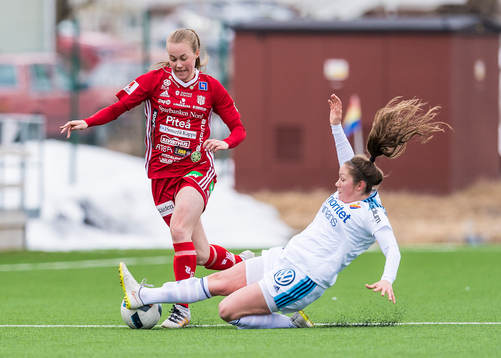 Piteås Lotte Ökvist tacklas av Djurgårdens Michelle
