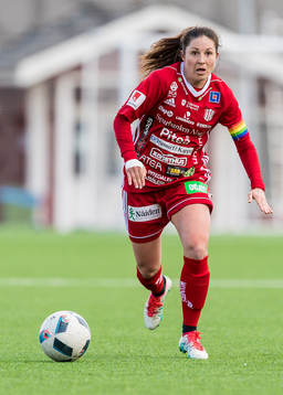 Piteås Josefin Johansson med bollen