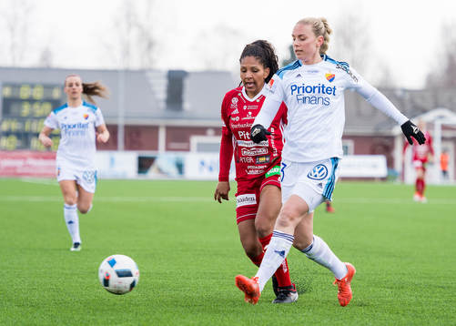 Piteås Madelen Janogy jagar Djurgårdens Petronella Ekroth