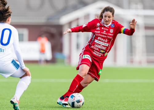 Piteås Josefin Johansson med bollen