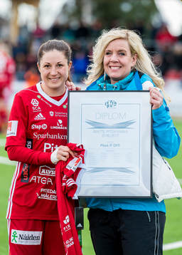 Före matchstart fick Piteå IF Dam pris av PKF