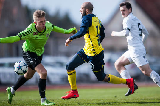 Oskarshamns målvakt Oliver Bergman fäller Ängelholms