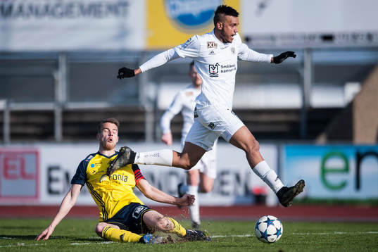 Ängelholms Aron Jones glidtacklat Oskarshamns José