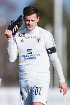 Oskarshamns Mergim Smakolli slår med skorna i pannsidan,