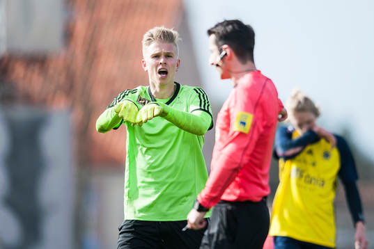 Oskarshamns målvakt Oliver Bergman förklarar domaren att