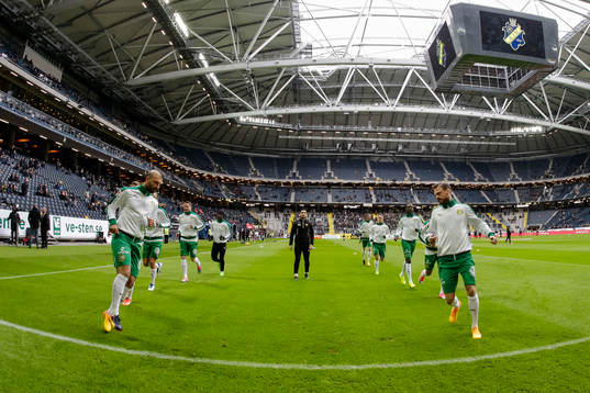 Hammarbys spelare värmer upp före fotbollsmatchen i