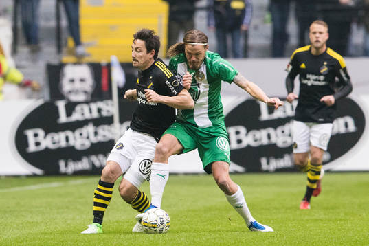 s Stefan Ishizaki i kamp om bollen med Hammarbys Björn