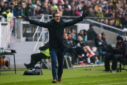 s tränare Rikard Norling reagerar
