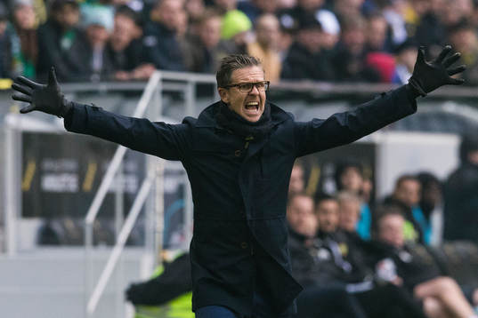 s tränare Rikard Norling reagerar