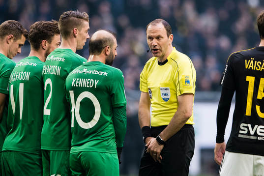 Domare Jonas Erikson visar Hammarbys Arnór Smárason,