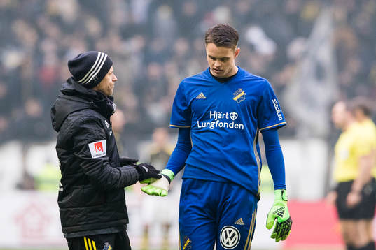 s målvaktstränare Thomas Thudin tröstar AIK:s målvakt