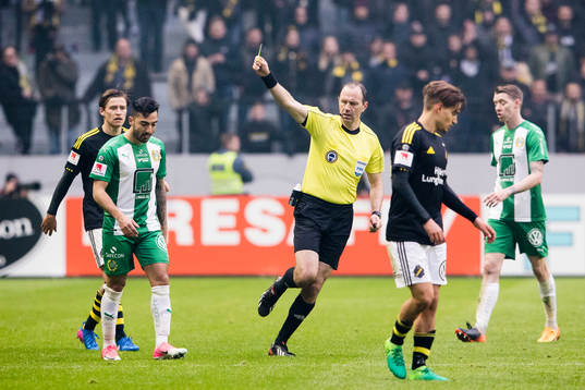 Hammarbys Jiloan Hamad får ett gult kort av domare Jonas