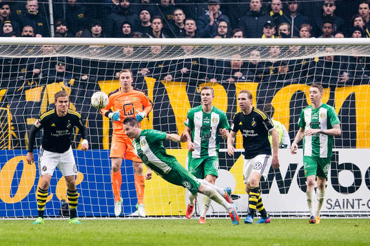 Hammarbys Johan Persson rensar undan bollen
