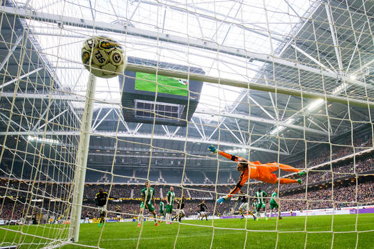 s Nils-Eric Johansson (ej i bild) nickar in 1-0 för AIK