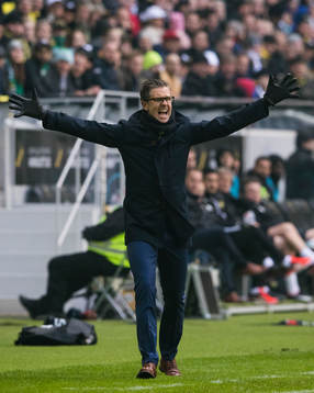 s tränare Rikard Norling reagerar