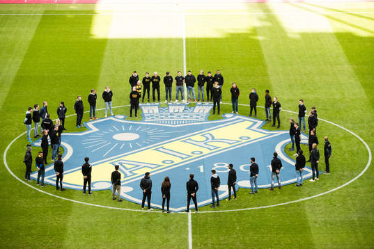 s emblem på mittcirkeln innan fotbollsmatchen i