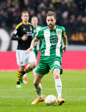 Hammarbys Arnór Smárason med bollen