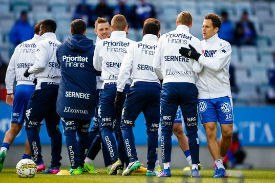 IFK Göteborgs spelare värmer upp före fotbollsmatchen i
