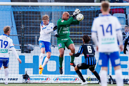 Norrköpings Karl Holmberg med målchans
