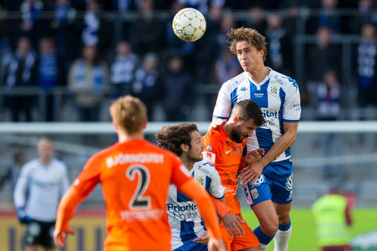 IFK Göteborgs Thomas Rogne når högst i luften