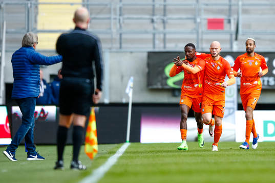AFC Eskilstunas Buya Turay jublar med tränare Pelle Olsson