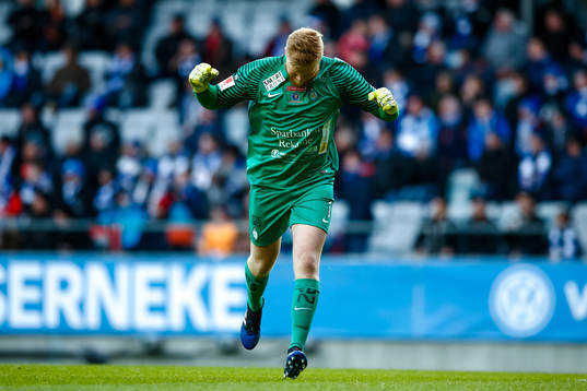 AFC Eskilstunas målvakt Tim Erlandsson  jublar