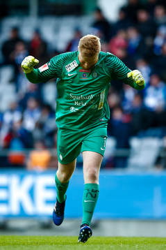 AFC Eskilstunas målvakt Tim Erlandsson  jublar