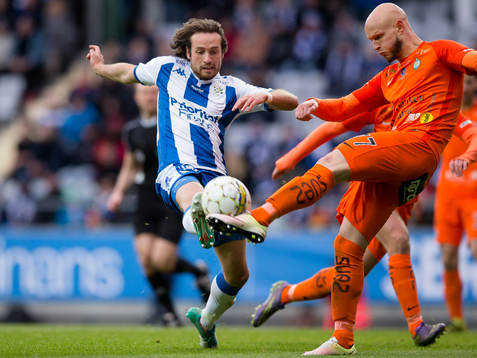 IFK Göteborgs Mikkel Diskerud mot AFC Eskilstunas Zourab